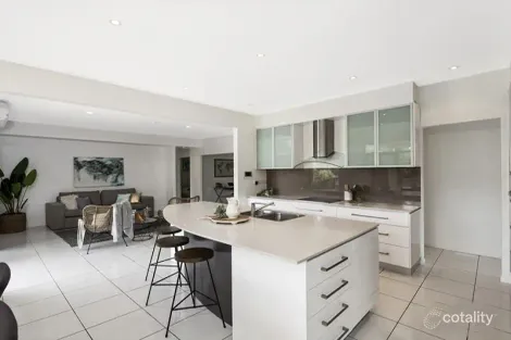 Property photo of 52 Windsor Place Carindale QLD 4152