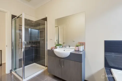 Property photo of 2 Pearl Drive Craigieburn VIC 3064