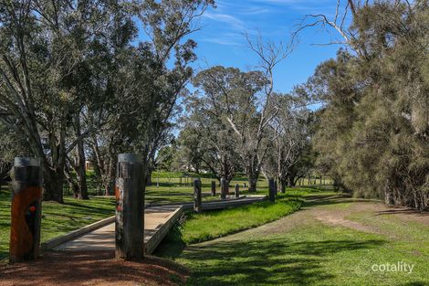 8 Avon Cres, Viveash, WA 6056