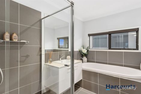 Property photo of 2 Hammersmith Way Cranbourne East VIC 3977