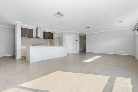Property photo of 30 Phoenix Grove Fraser Rise VIC 3336