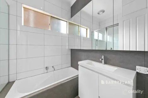 Property photo of 28 Duncraig Court Narre Warren VIC 3805
