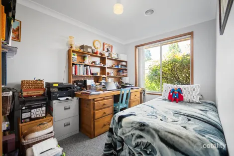 Property photo of 5 Glenvale Place Bourkelands NSW 2650