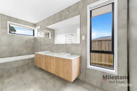 Property photo of 52 Carradale Road Clyde North VIC 3978