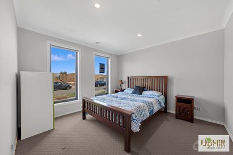 Property photo of 8 Dalziell Crescent Cranbourne North VIC 3977