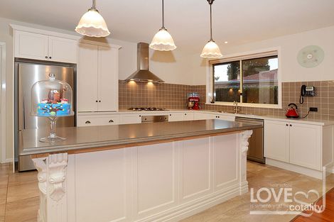 Property photo of 14 Hobson Crescent Mill Park VIC 3082