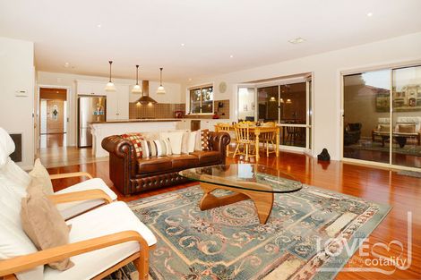 Property photo of 14 Hobson Crescent Mill Park VIC 3082