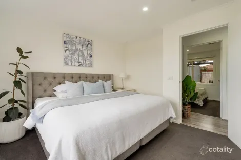 Property photo of 14 Pinus Place Meadow Heights VIC 3048