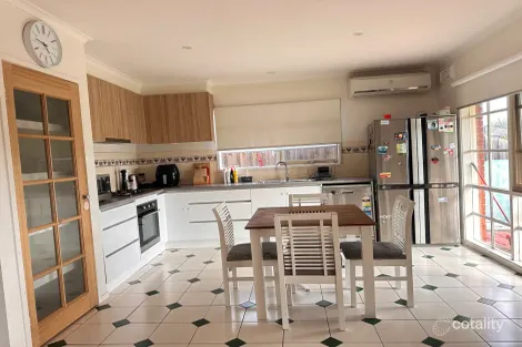 Property photo of 14 Edgecombe Way Roxburgh Park VIC 3064