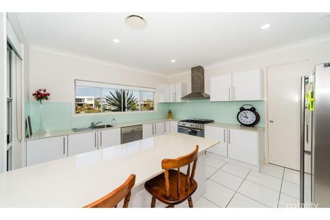 Property photo of 8 Quayside Drive Helensvale QLD 4212