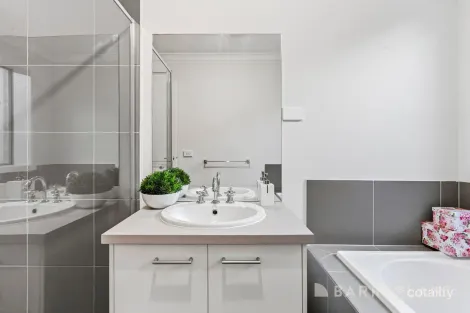 Property photo of 8 Ballantine Street Tarneit VIC 3029