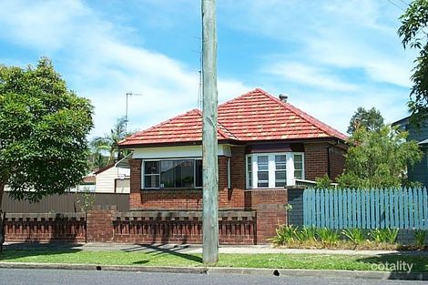 17 Fourth St, Adamstown, NSW 2289