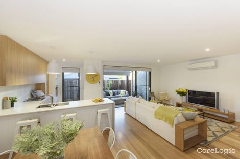 Property photo of 2/223A Mackenzie Street Centenary Heights QLD 4350