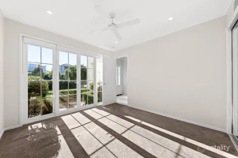 Property photo of 1077 Edgecliff Drive Hope Island QLD 4212