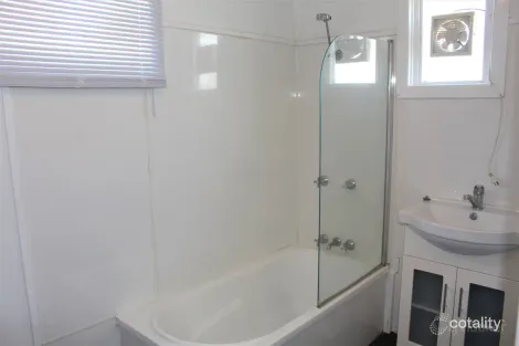 Property photo of 28 Central Street Labrador QLD 4215