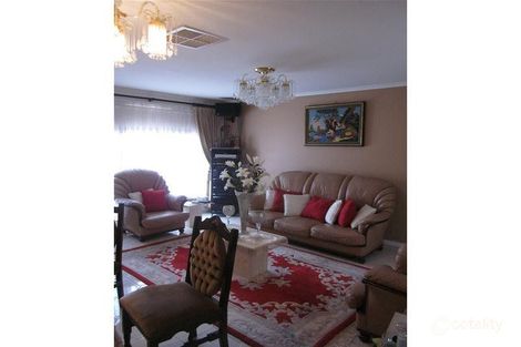 Property photo of 5 Oxley Way Endeavour Hills VIC 3802