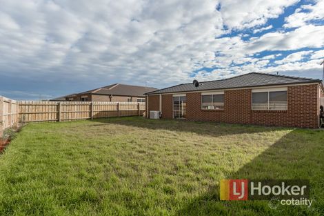 Property photo of 18 Spinebill Court Pakenham VIC 3810