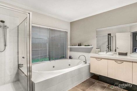 Property photo of 3 Petrel Place Berwick VIC 3806
