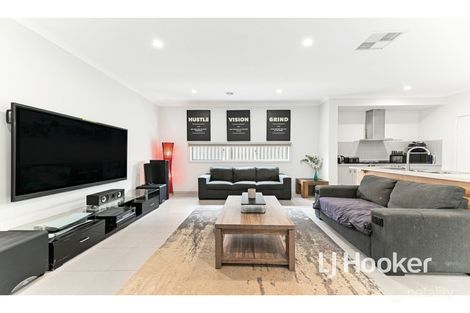 Property photo of 21 Egret Way Pakenham VIC 3810