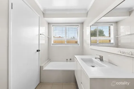 Property photo of 28 Clifton Crescent Durack QLD 4077