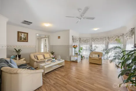 Property photo of 10 Kurrajong Road Narre Warren VIC 3805