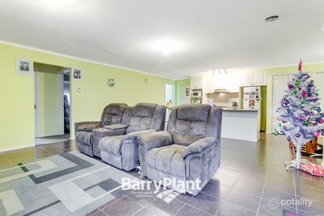 Property photo of 28 Hartland Circuit Pakenham VIC 3810