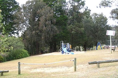 16 Camden Cl, Point Clare, NSW 2250