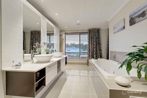 Property photo of 5 Treevalley Drive Doncaster East VIC 3109
