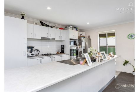 Property photo of 8 Tantoon Circuit Forest Hill NSW 2651