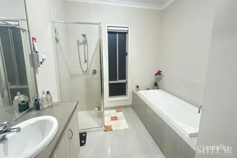 Property photo of 70 Park Orchard Drive Pakenham VIC 3810