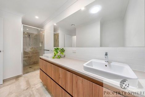 Property photo of 21/2 Flametree Circuit Arundel QLD 4214