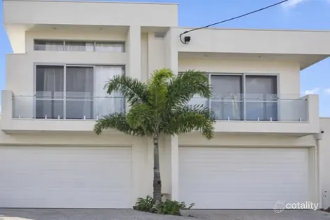 Property photo of 2/6 Kenmar Street Labrador QLD 4215