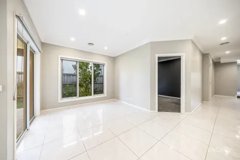 Property photo of 10 Maggie Street Cranbourne East VIC 3977