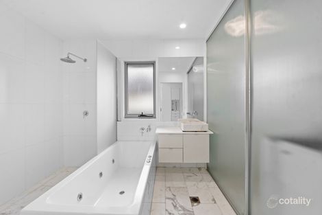 Property photo of 28 Vernon Avenue Labrador QLD 4215