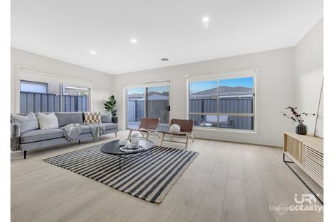 Property photo of 9 Brickwood Circuit Craigieburn VIC 3064