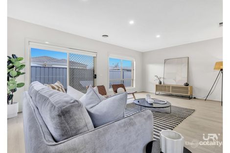 Property photo of 9 Brickwood Circuit Craigieburn VIC 3064