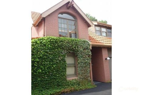 2/252 Domain Rd, South Yarra, VIC 3141