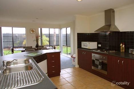 Property photo of 28 Pendulum Place Berwick VIC 3806