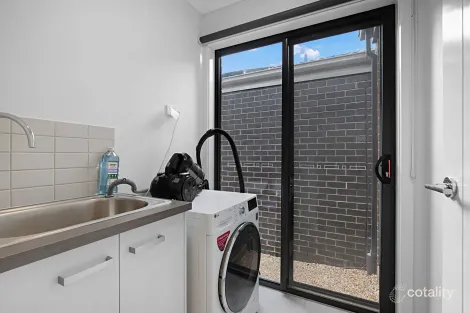 Property photo of 12 Edgemead Rise Werribee VIC 3030