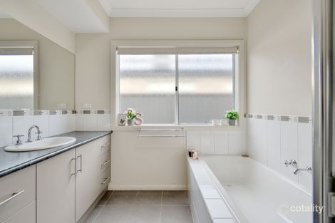 Property photo of 8 Platt Close Pakenham VIC 3810