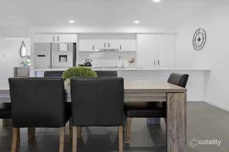 Property photo of 19 Kingfisher Drive Oakhurst QLD 4650