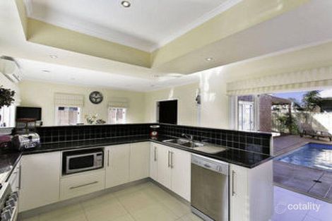 Property photo of 6 Fawkner Place Caroline Springs VIC 3023