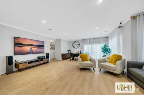 Property photo of 10 Savage Way Clyde North VIC 3978