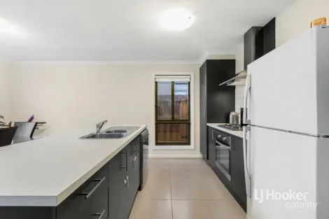 Property photo of 35 Toolern Waters Drive Weir Views VIC 3338