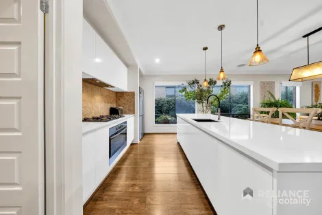 8 Amaretto Cct, Manor Lakes, VIC 3024