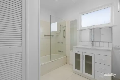 Property photo of 31 Echlin Street Labrador QLD 4215