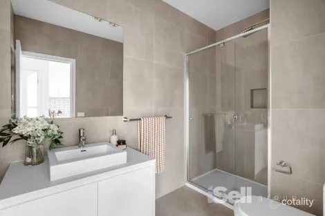 Property photo of 44 Hardy Loop Keysborough VIC 3173