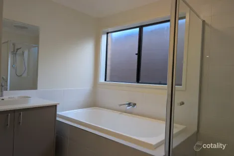 Property photo of 8 Paley Circuit Mount Duneed VIC 3217