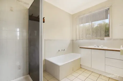 Property photo of 2/49 Mayfair Drive West Wodonga VIC 3690