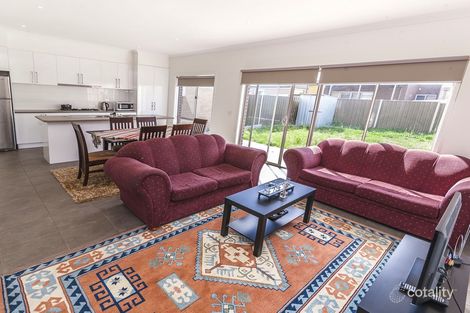 Property photo of 33 Grattan Cove Craigieburn VIC 3064
